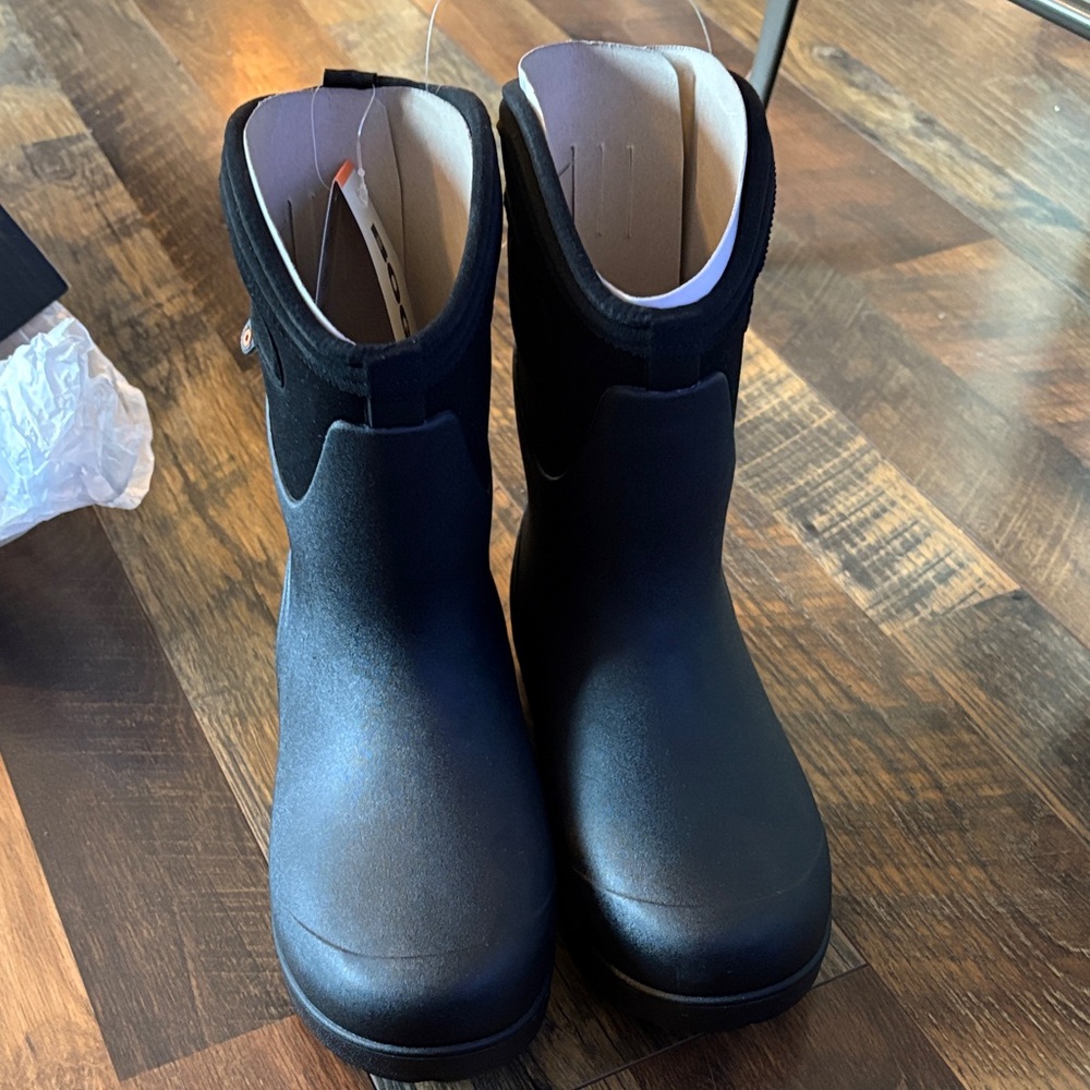 NWT Bogs Women's Neoprene Mid Boot in Black
